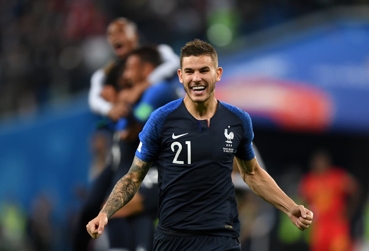 <b>LUCAS HERNÁNDEZ</b>
<br>Se quedó con la lateral izquierda gracias a una dura lesión de Benjamin Mendy, y le cumplió a Deschamps hasta convertirse en uno de sus motores clave. Antes del Mundial solo tenía cinco juegos como seleccionado y ahora ha disputado seis como titular. Lleva una asistencia, es peligroso y muy habilidoso, entre los que más faltas ha recibido (14) solo detrás de Hazard, Neymar y Messi.