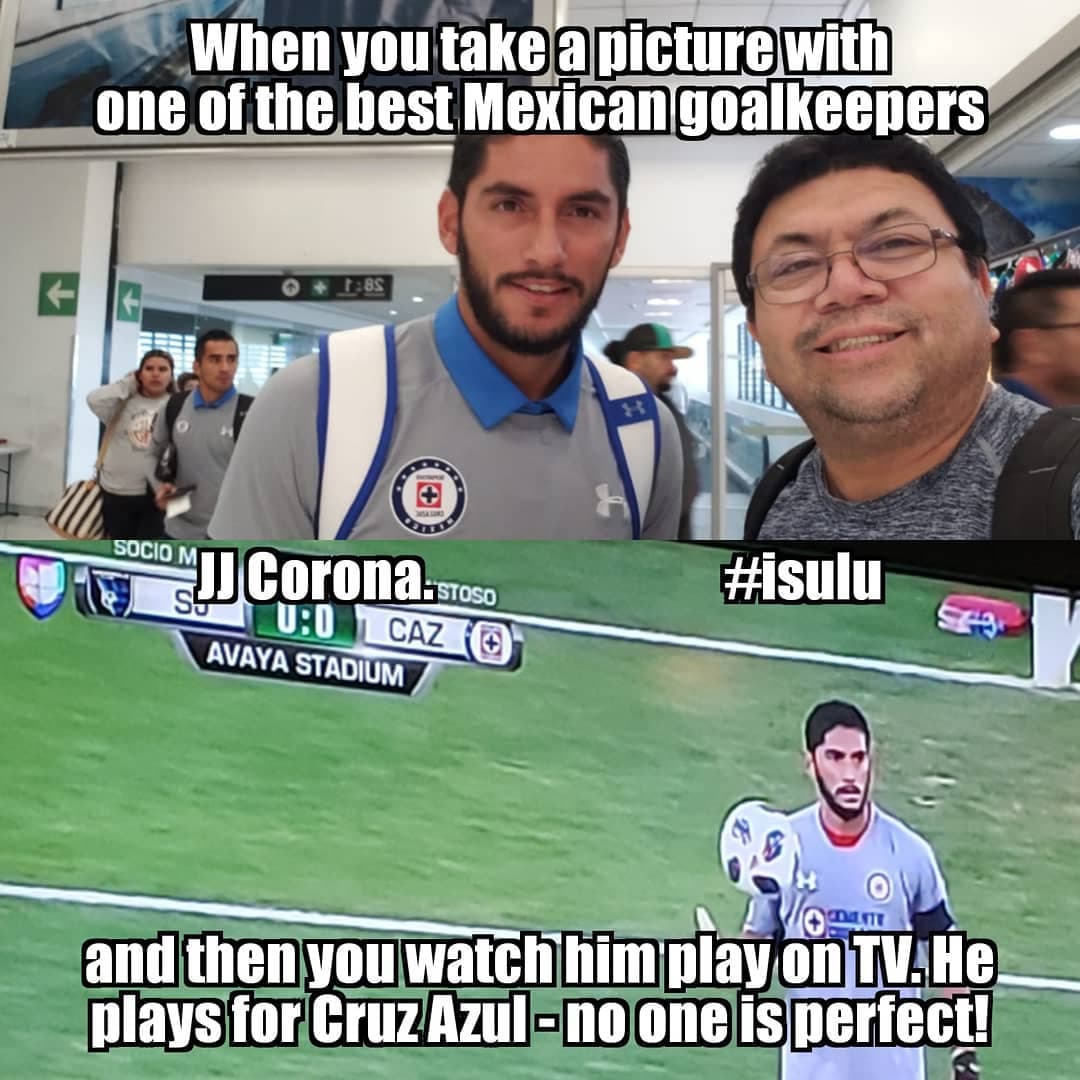 "Cuando te tomas una foto con uno de los mejores arqueros mexicanos"
<br>"Y luego lo ves en televisión y juega para Cruz Azul. Nadie es perfecto".