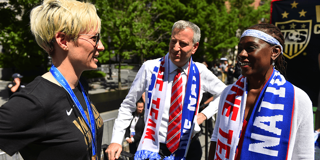 La leyenda de Estados Unidos Abby Wambach dialoga con el alcalde de Nueva York Bill de Blasio y su esposa Chirlane McCray.