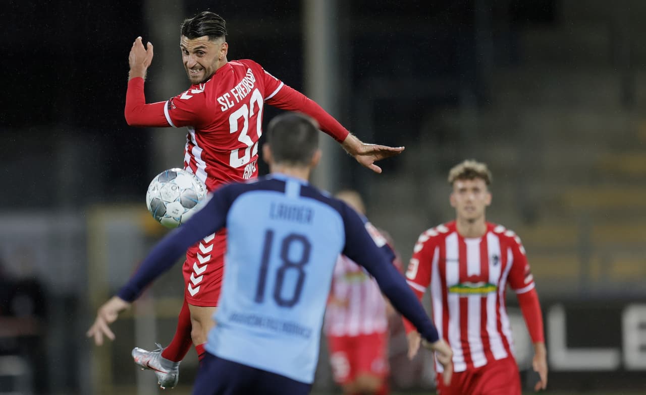 Llegó el medio tiempo y nada para nadie en el despoblado Schwarzwald Stadion.