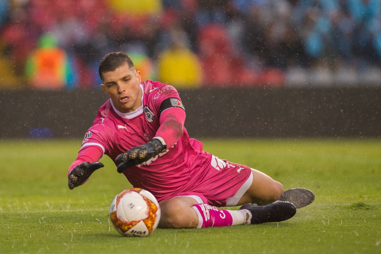 <b>Tiago Volpi</b>. El arquero brasileño de los Gallos jugó 17 partidos y disputó 1530 minutos. La defensa de Querétaro fue la octava de la liga al permitir 20 goles. Portero rentable en la liga.