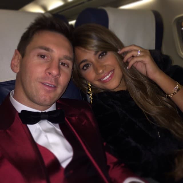 El inolvidable look y vestido de Lionel Messi con su esposa Antonella Roccuzzo previo a la gala del Balón de Oro 2014.