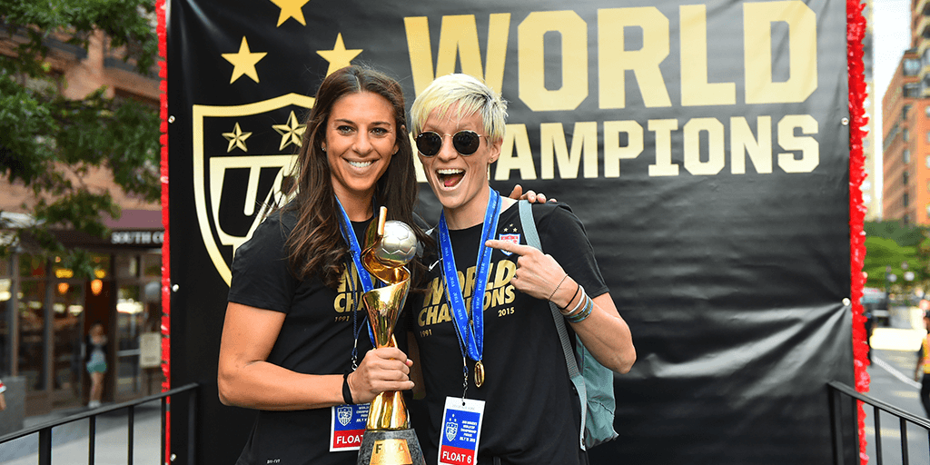 Carli Lloyd (izquierda) y Megan Rapinoe posan junto al trofeo del Mundial Femenino 2015.