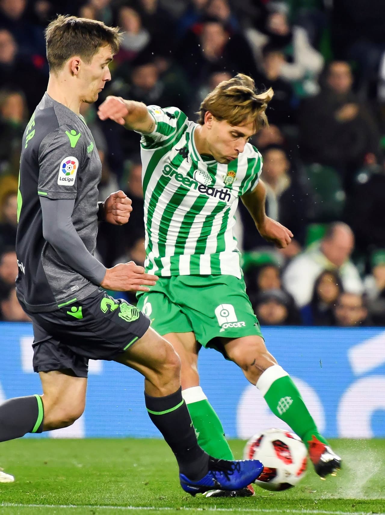 Durante la primera mitad, cabe apuntar, que fue el equipo de casa, el Real Betis Balompié, el que mostró mejores credenciales y el que generó más peligro en campo ajeno.