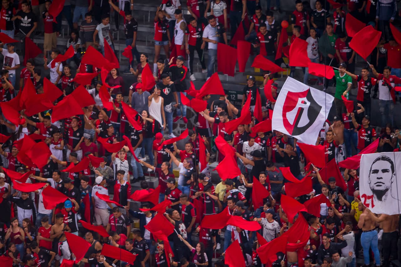 Desplegados, rivalidad fuera de la cancha en el Clásico Tapatío