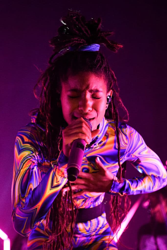 A pesar de ser una canción del 2015, ‘Wait a Minute!’ se convierte en una canción que escuchas y no la dejarás en días.