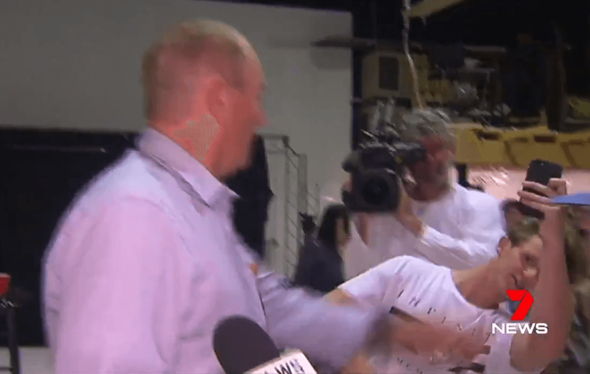 Egg Boy se ha convertido en un personaje polémico en la sociedad australiana por sus actos, pues los conservadores condenaron el hecho, sin embargo, no todos tienen la misma opinión. Aquí se ve la respuesta del senador, le lanzó un bofetón al chico, quien grababa con el celular.