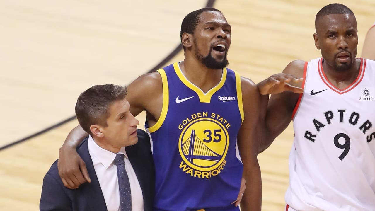 El regreso de Kevin Durant no llegó al medio tiempo: lesionado, se fue entre aplausos