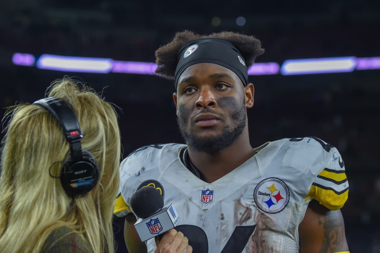 HOUSTON, TX - DECEMBER 25: Pittsburgh Steelers running back Le'Veon Bell (26) is interviewed following the football game between the Pittsburgh Steelers and Houston Texans on December 25, 2017 at NRG Stadium in Houston, Texas. (Photo by Ken Murray/Icon Sportswire via Getty Images)