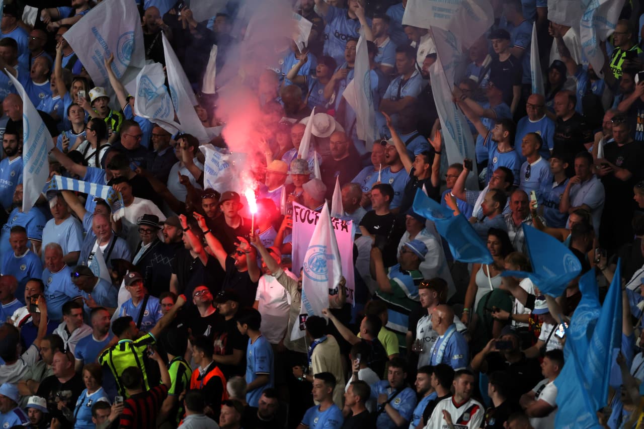 El show previo al inicio de la Final de la UEFA Champions League fue espectacular, la afición también da color al encuentro en Estambul.