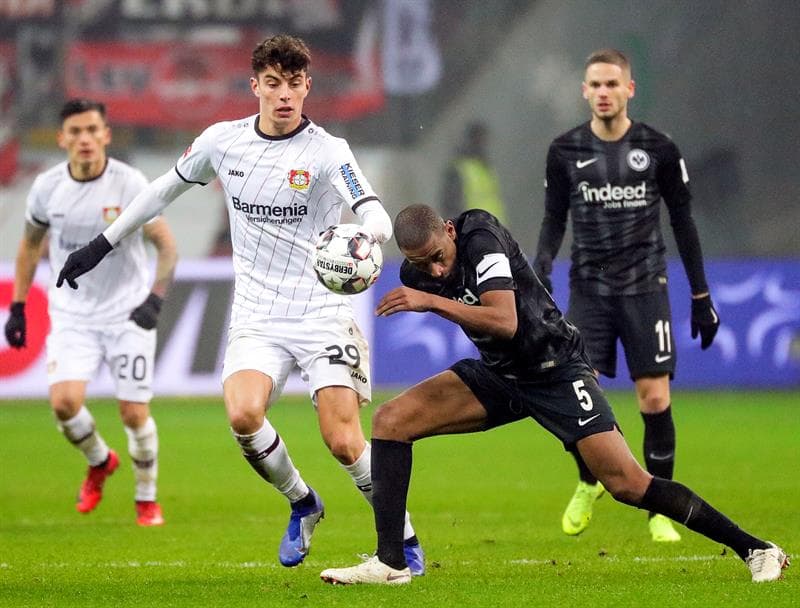 El partido en el Commerzbank Arena planteó para el local la obligación de imponerse para sostenerse enlos lugares de torneos continentales.