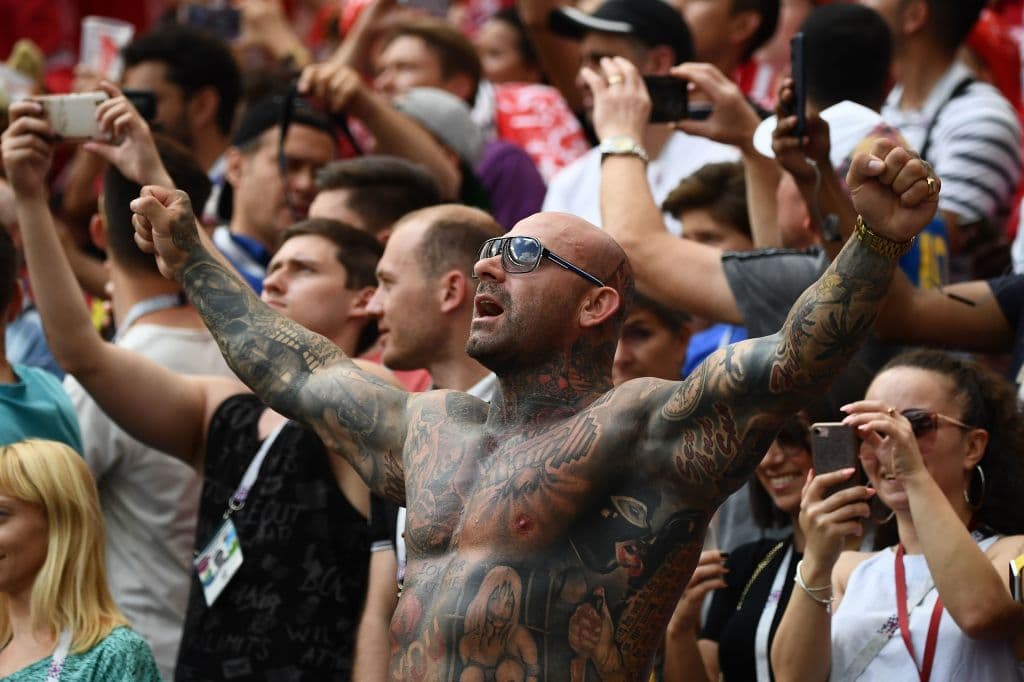 Un fanático de Dinamarca sorprendió al convertir todo su torso y brazos en espacio para la pintura.