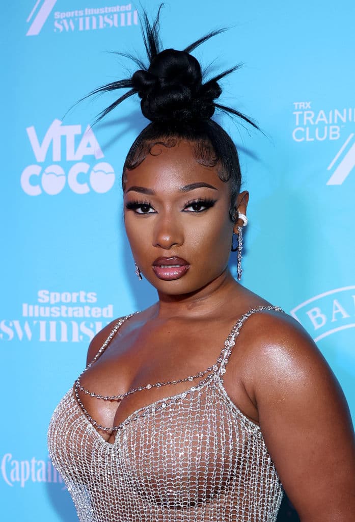 A pesar de su mega estrellato, Megan Thee Stallion optó por obtener su título como tributo a su difunta madre Holly Thomas, quien murió en marzo de 2019 de cáncer cerebral.