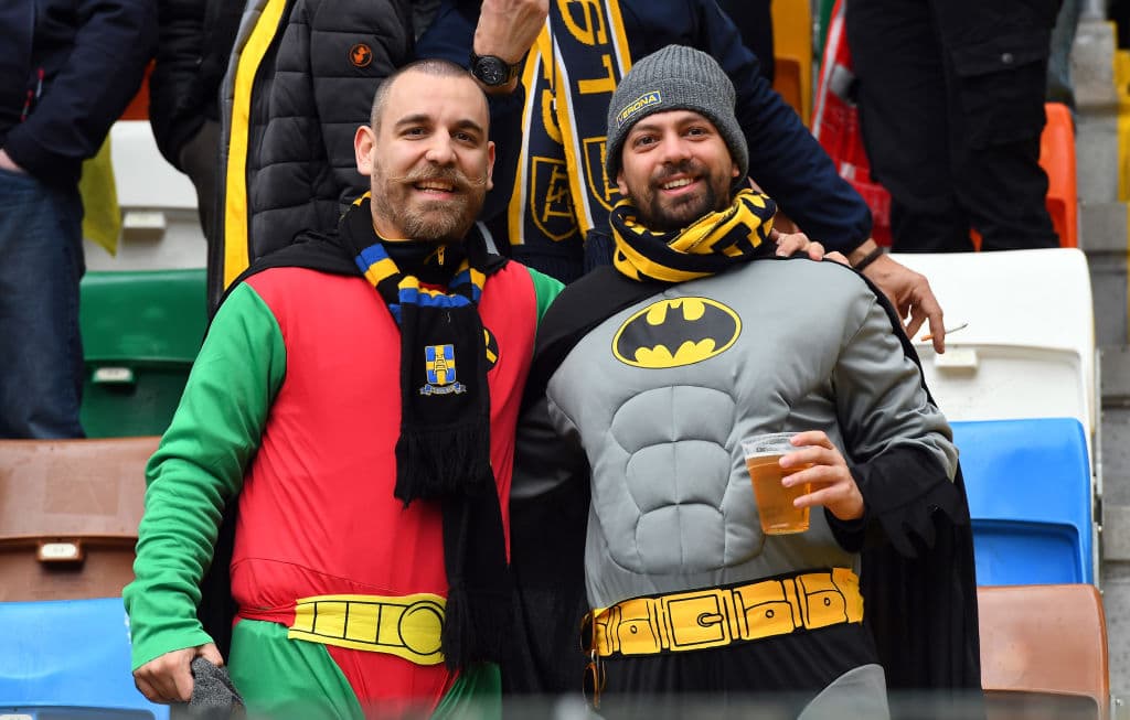 Contrario a los aficionados del Hellas Verona que pese a los malos resultados de su equipo son una afición fiel y muy colorida.