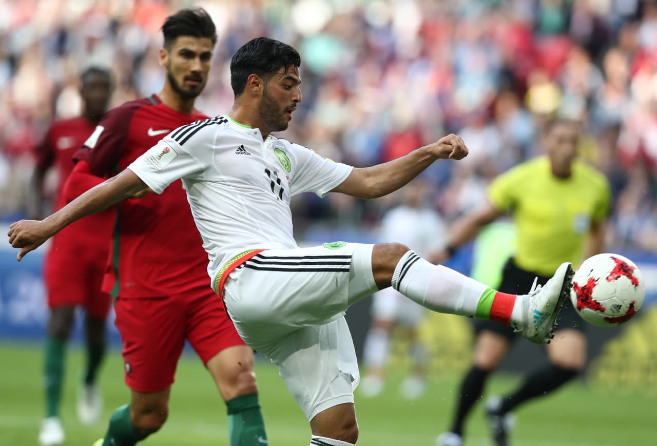... y lo demostró así en el debut de México en la Copa Confederaciones, asistiendo con su pierna menos hábil al tanto de Javier Hernández.