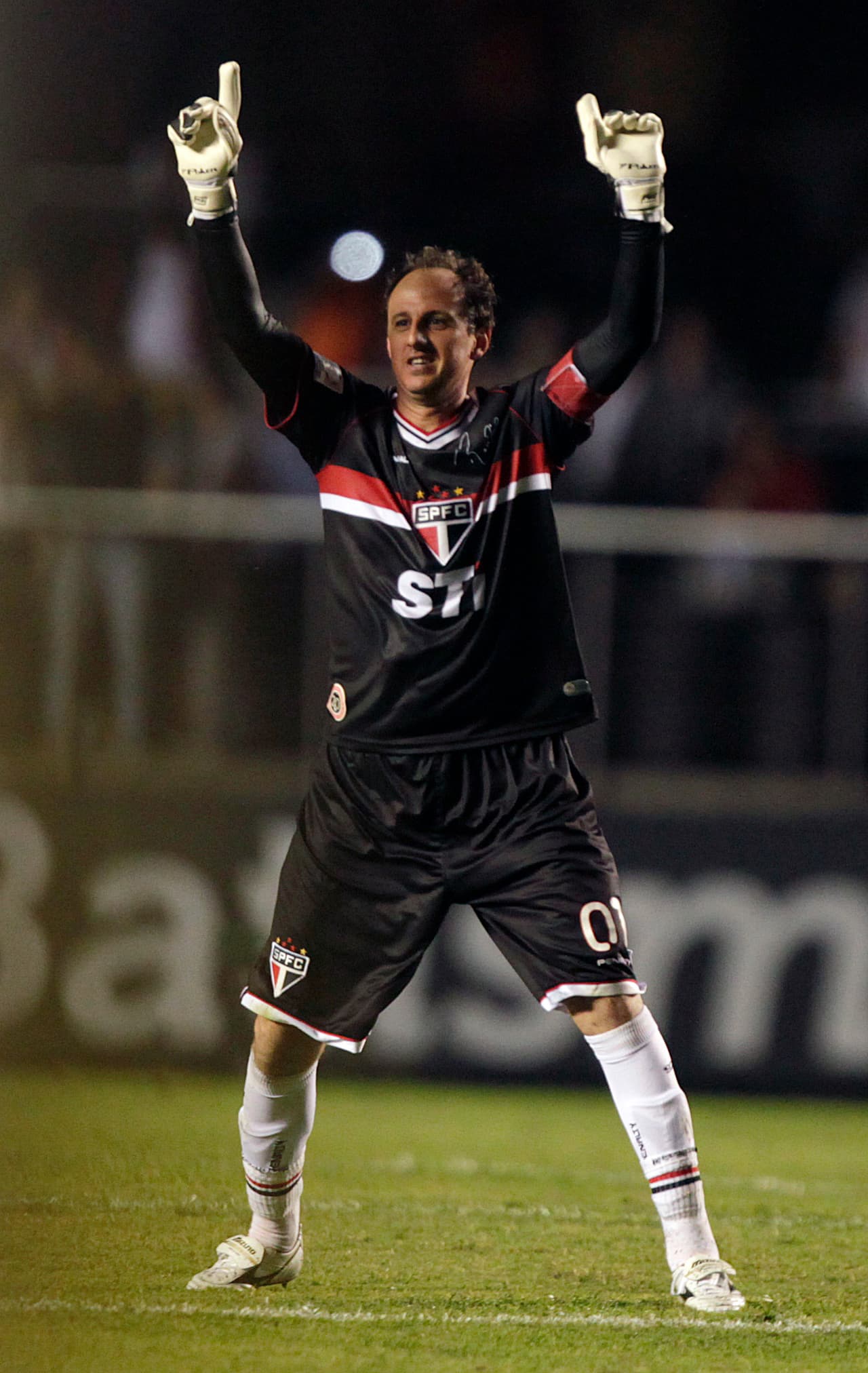 Tras tener un gran año con el Sinpo, el São Paulo se hace con la carta de Ceni; llega como suplente hasta la salida de Zetti.