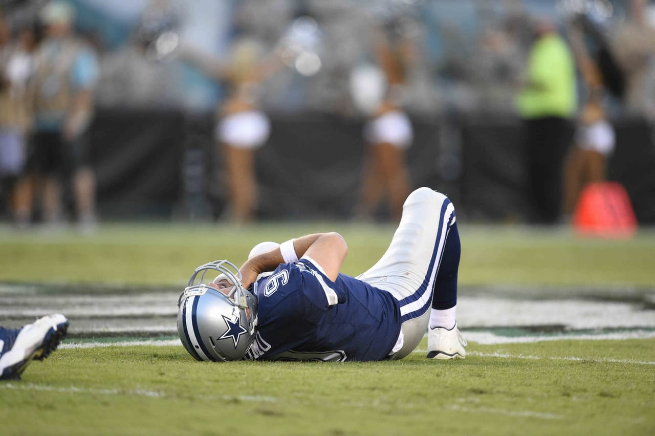 Temporada 2015. El corredor DeMarco Murray, líder en yardas ganadas por tierra en 2014, firma con Philadelphia, algo que los aficionados a los Cowboys no perdonan. Cuando se enfrentaron en la Semana 2 Murray fue limitado a 2 yardas terrestres en la derrota 20 - 10 pero, los Eagles lesionaron al quarterback Tony Romo, fractura de clavícula, desde entonces los Cowboys no ganan.