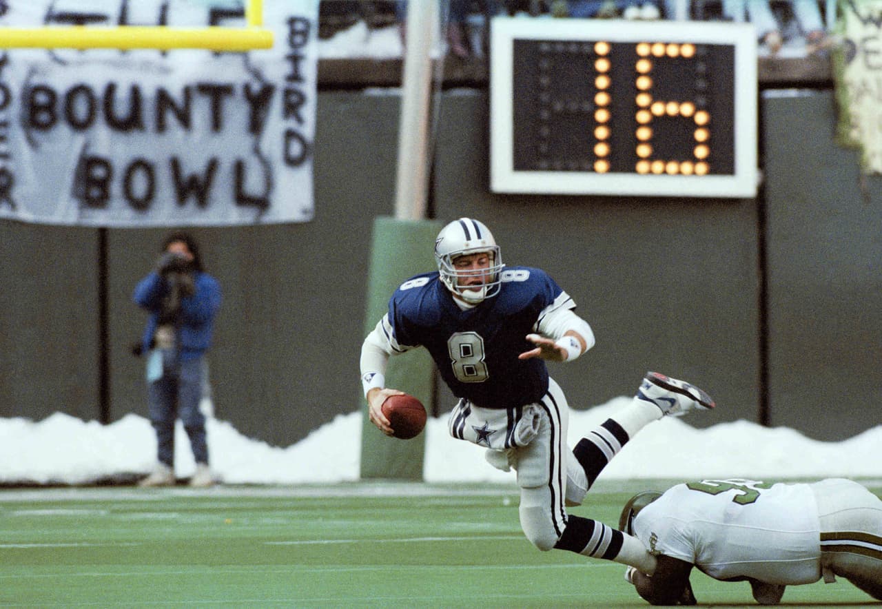 En 1989, primer año de la era Jerry Jones - Jimmy Johnson con los Cowboys, el coach de los Eagles, Buddy Ryan, fue señalado por ordenarle a sus jugadores lesionar intencionalmente al pateador Luis Zendejas y al quarterback Troy Aikman. Johnson retó a golpes a Ryan y la prensa bautizó el caso como Bounty Bowls.