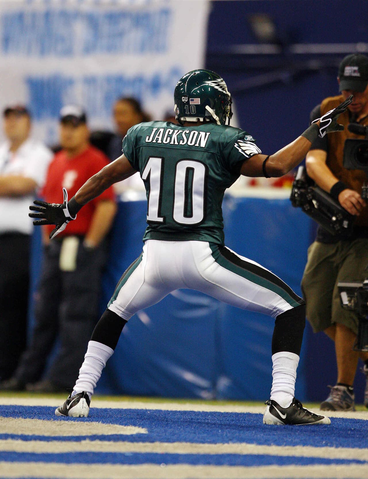 El primer partido entre Dallas y Philadelphia de 2008 se caracterizó por una jugada especial. El receptor DeSean Jackson celebró prematuramente un touchdown, soltó el balón en la yarda uno, situación que evitó el primer TD en su carrera. Dallas ganó el partido 41 - 37.