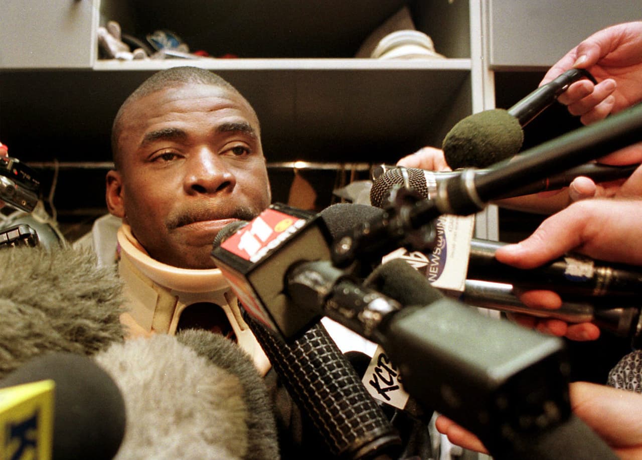 En 1999, Semana 5 de temporada en el Estadio de los Veteranos. El estrella receptor Michael Irvin sufrió la lesión que terminó su carrera. Se lastimó la médula. Cuando quedó inmovil en el campo la multitud aplaudió y empezaron a cantar insultos contra Deion Sanders quien trataba de ayudar a su compañero.