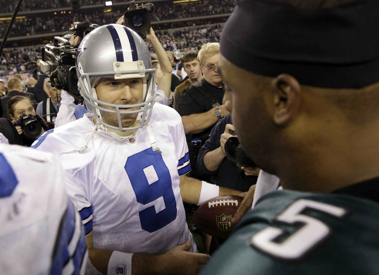 En 2010 definieron en la última semana el título divisional. Dallas se impuso 24 - 0 y Philadelphia tuvo que ser comodín. En los playoffs jugaron por tercera vez y de nuevo ganó Dallas, 34 - 14 con récord de castigos con 23. Primer victoria de Tony Romo en playoffs y el adiós de Donovan McNabb de Philadelphia.