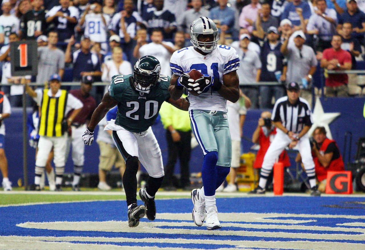 El 8 de octubre de 2006 el controvertido receptor Terrell Owens, que jugó con los Eagles, ahora vestía los colores de los Cowboys, fue su primera visita a Philadelphia y no pudo hacer mucho, apenas atrapó 3 pases para 45 yardas en la derrota 38 - 24. Dos años después, en 2008, jugaron en la última semana de temporada por un lugar en los playoffs, Philadelphia apaleó a los Cowboys 44 - 6 y Owens se despidió de Dallas.
