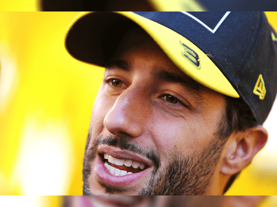 El australiano rinde tributo a Kobe Bryant en su casco con la frase 'Mamba Mentality'.