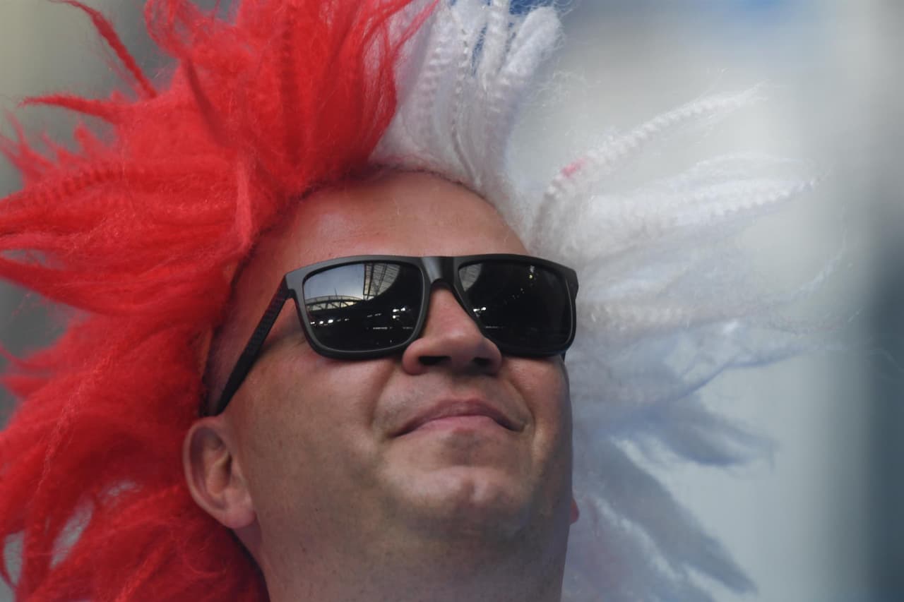 Con banderas, pelucas, anteojos y caras muy coloridas, así se vive la pasión en las tribunas previo a los choques de España-Eslovenia y Suecia-Polonia.