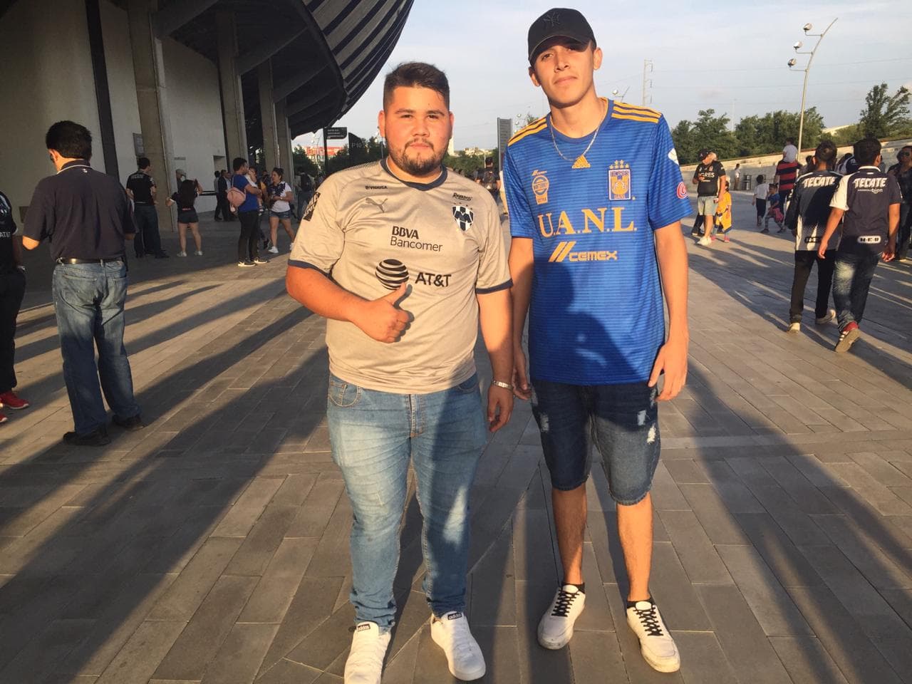 Así se vivió el ambiente dentro y fuera del Estadio BBVA previo al arranque de la Final de la Liga MX en el juego de Vuelta en el que se sabrá si Rayadas o Tigres se coronan en la Liga MX Femenil. Un marco esplendoroso se vivió con dos aficiones muy conectadas.