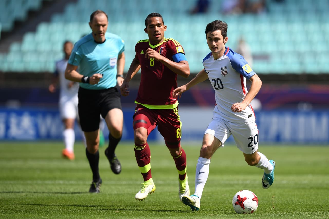 Por Estados Unidos, Luca de la Torre (Fulham) trató de manejar los tiempos del juego de su equipo, pero poco pudo hacer.