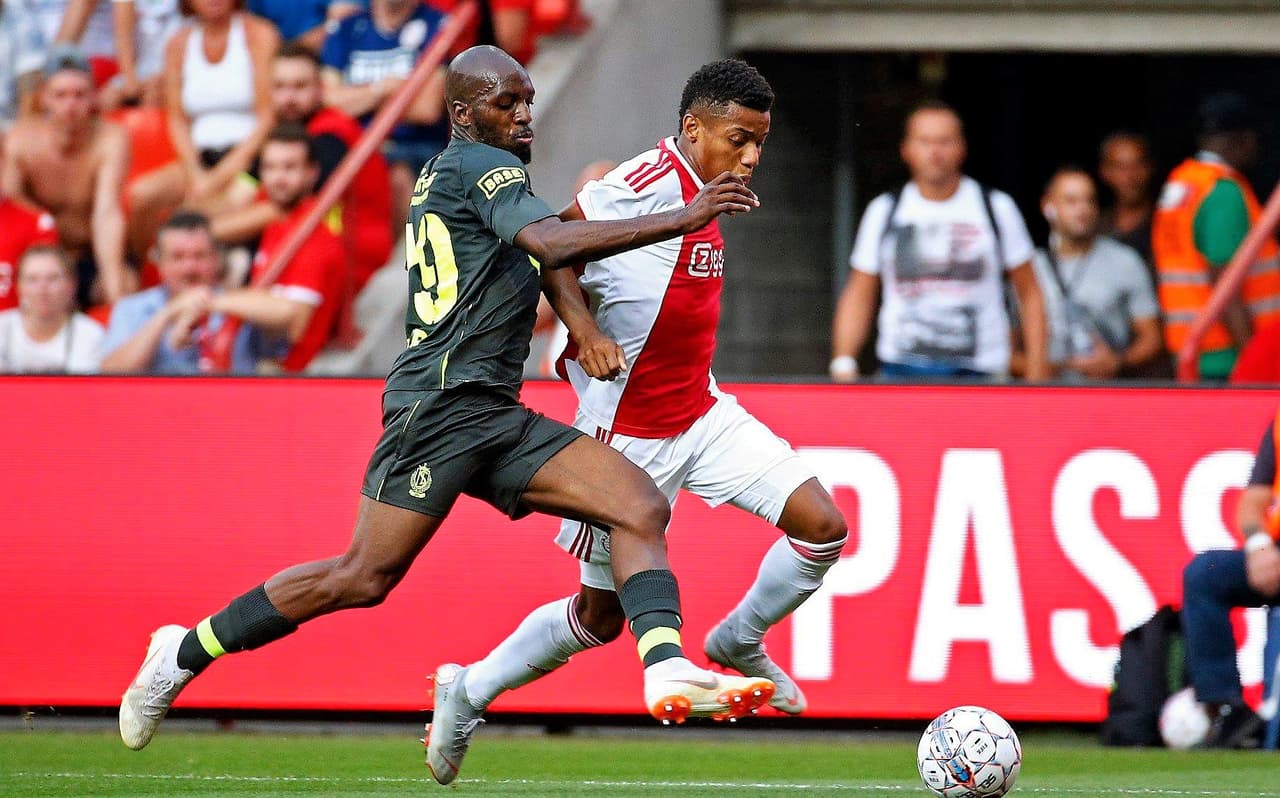 En tierras belgas, el Standard de Liege, donde milita el mexicano Guillermo Ochoa, dejó ir la ocasión de jugar en casa, el Estadio Maurice Dufrasne, y empató 2-2 con el Ajax holandés.