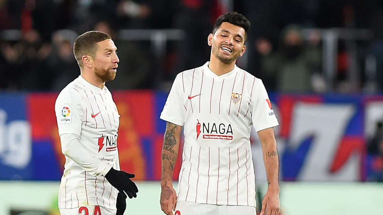 Tecatito es duda con Sevilla para jugar la Europa League