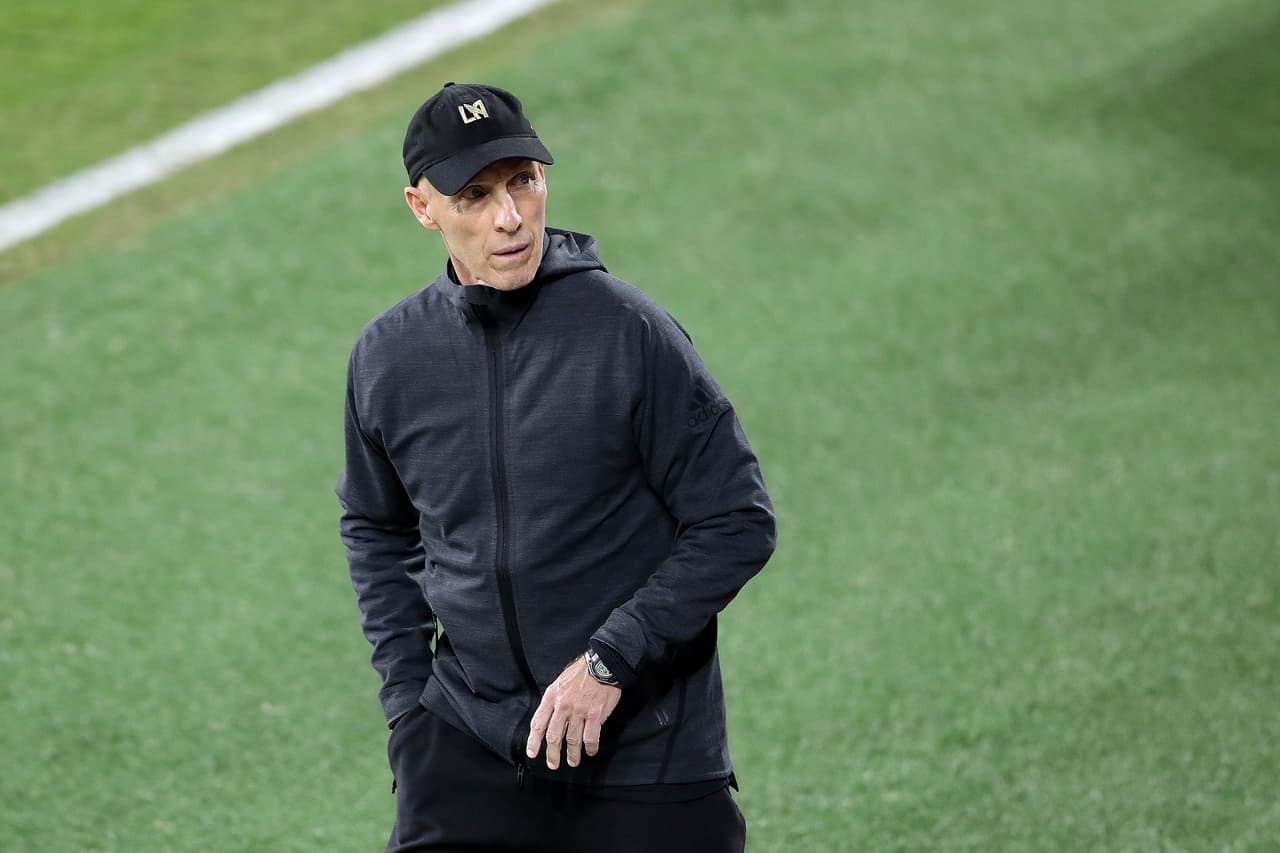 Bob Bradley sobre Vela: "Podría tener un golpe leve en la rodilla"