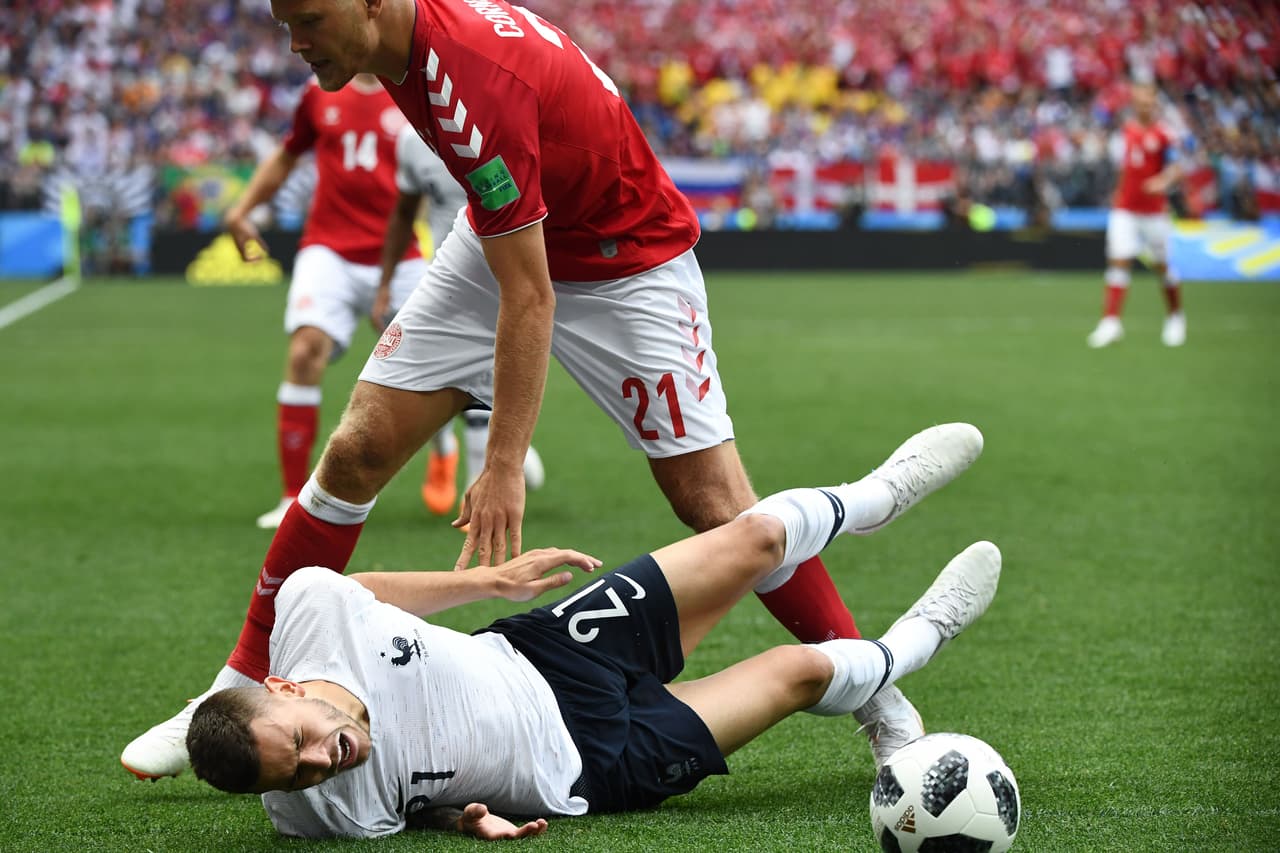 Por momentos, a pesar de que los daneses comenzaron con mucha intensidad buscando el gol, su juego fue violento.