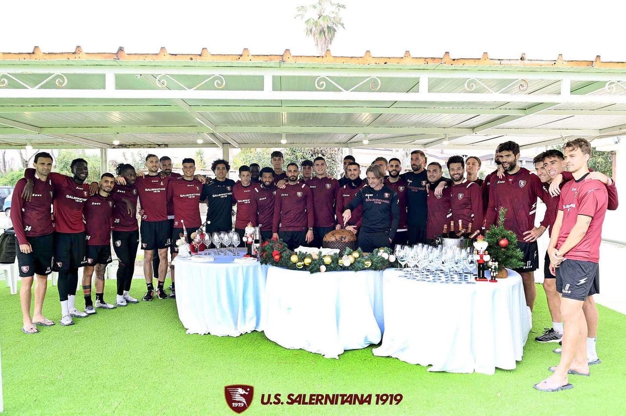 'Memo' Ochoa es recibido con brindis de Navidad en el Salernitana
