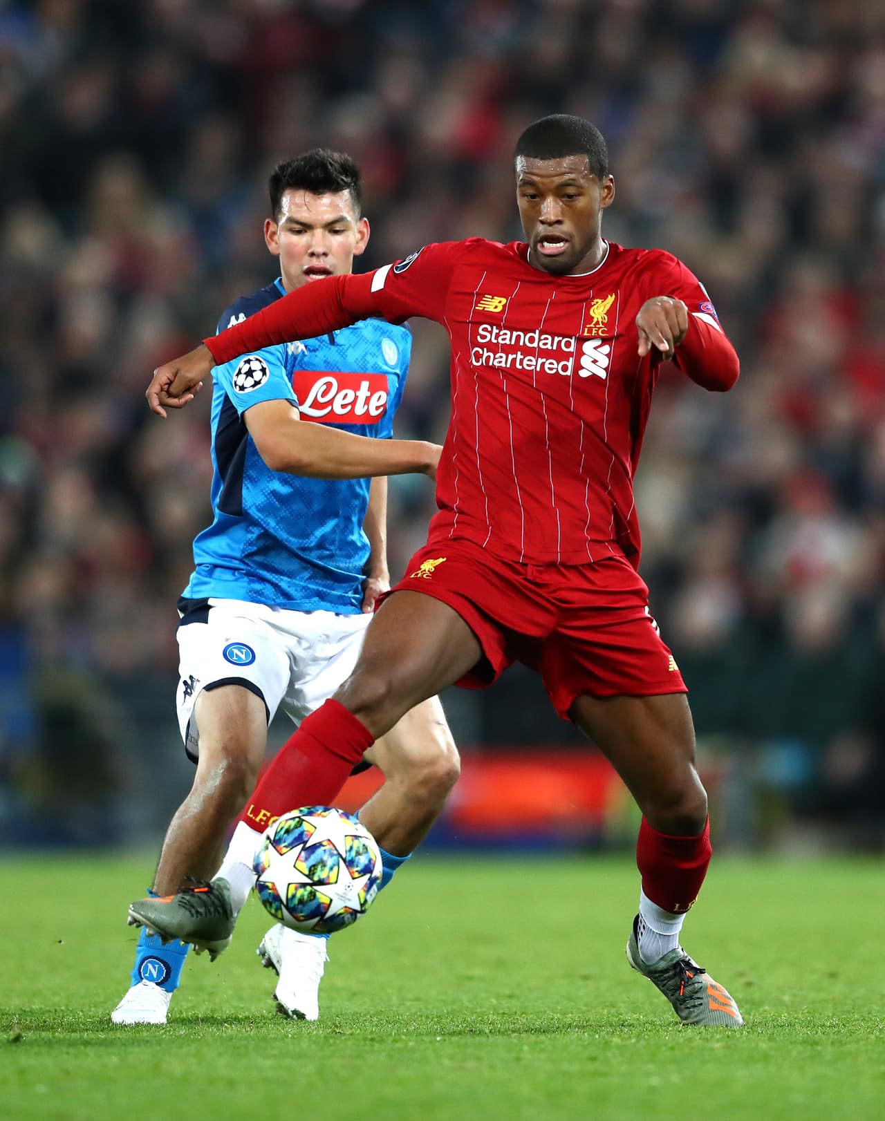 Georgino Wijnaldum, el mediocampista holandés, disputo balones con Lozano.