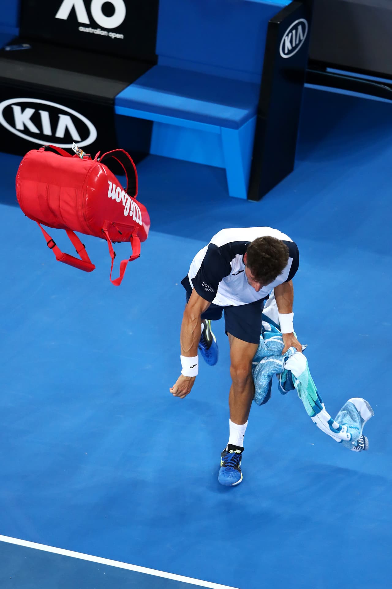 Así como sus esperanzas de llegar a los Cuartos de final, el objeto emprendió vuelo muy lejos del español.
