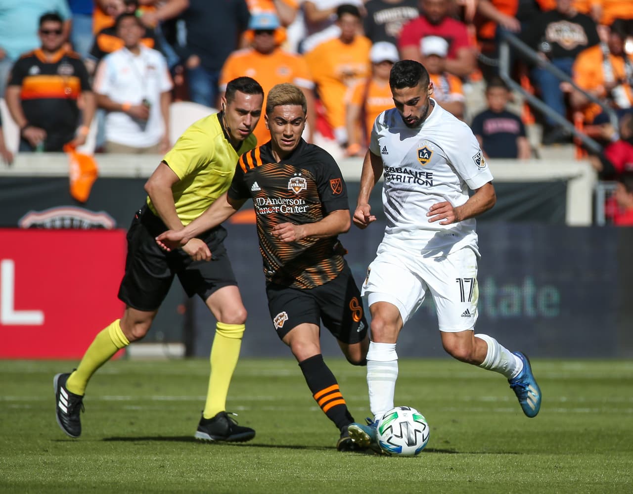 Sebastian Lletget realiza un gran trazo para el Chicharito, pero el mexicano pierde el balón.