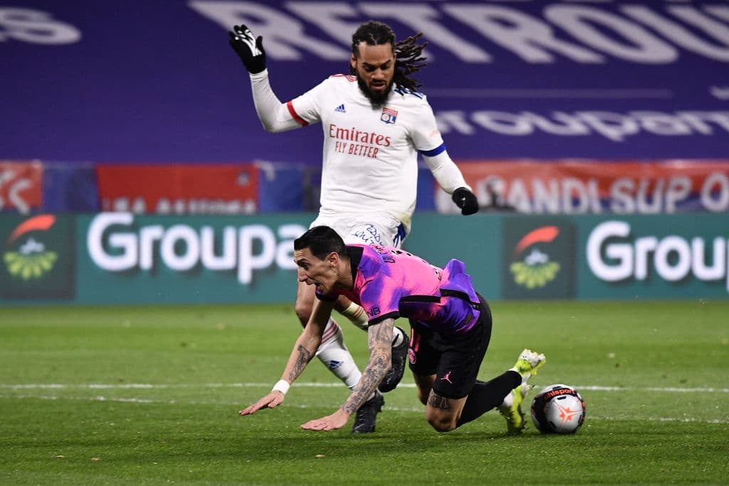 Paris Saint-Germain se impone 4-2 al Olympique y se lleva la victoria y de paso, el liderato en la Ligue 1. Kylian Mbappé anotó doblete, mientras que Angel Di María y Danilo Pereira aportaron un gol, por parte de Lyon, Simani y Cornet anotaro para su equipo, pero no les alcanzó para derrotar a los parisinos.