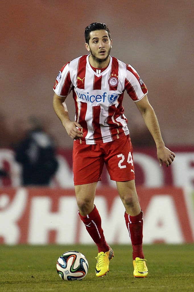 Manolas debutó en primera el 28 de febrero de 2009, a los 17 años, con el Thrasyvoulos.