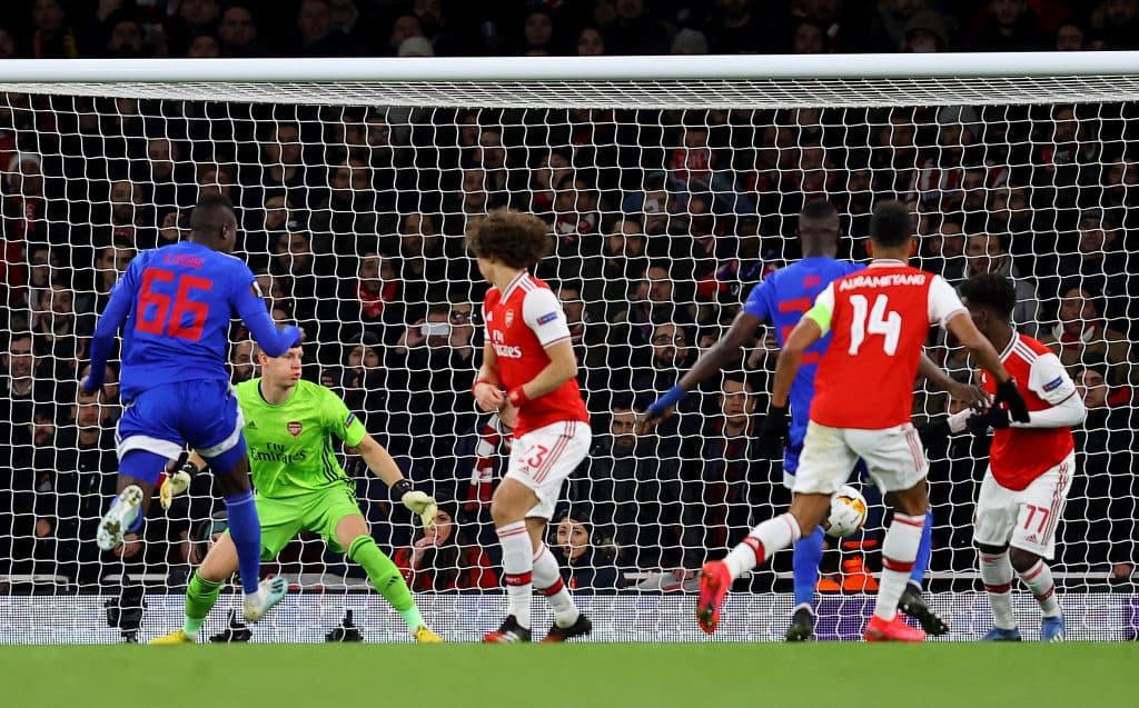 Pape Abou Cissé entra solo en el tiro de esquina y con un buen cabezazo empata el marcador global.