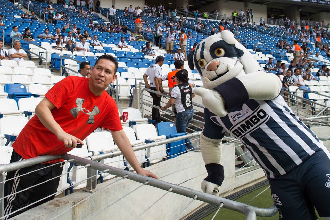El colorido de la afición en la Jornada 10