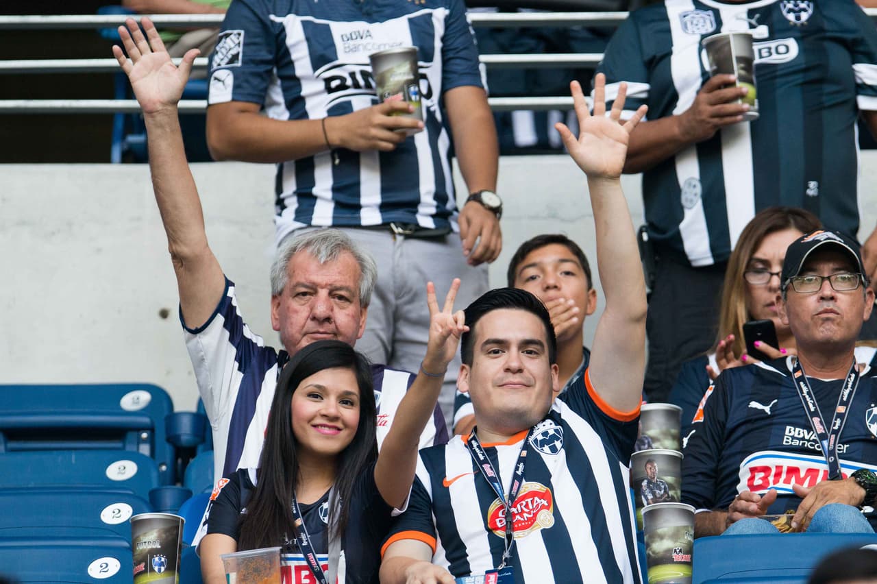 El colorido de la afición en la Jornada 10