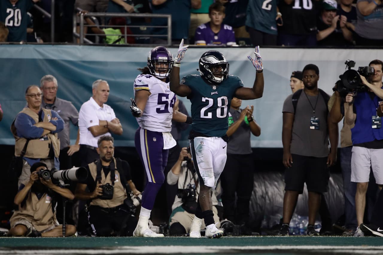 Carson Wentz lanzó un pase de touchdown de 12 yardas a Wendell Smallwood (28), y tras la conversión de dos puntos acercó a Filadelfia a 20-14.