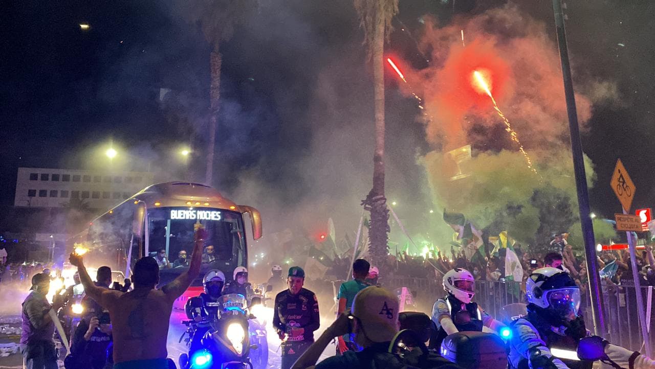 Los equipos llegan al estadio y son recibidos por miles de aficionados de la fiera, que quieren ver a su equipo levantar la novena copa de Liga MX.