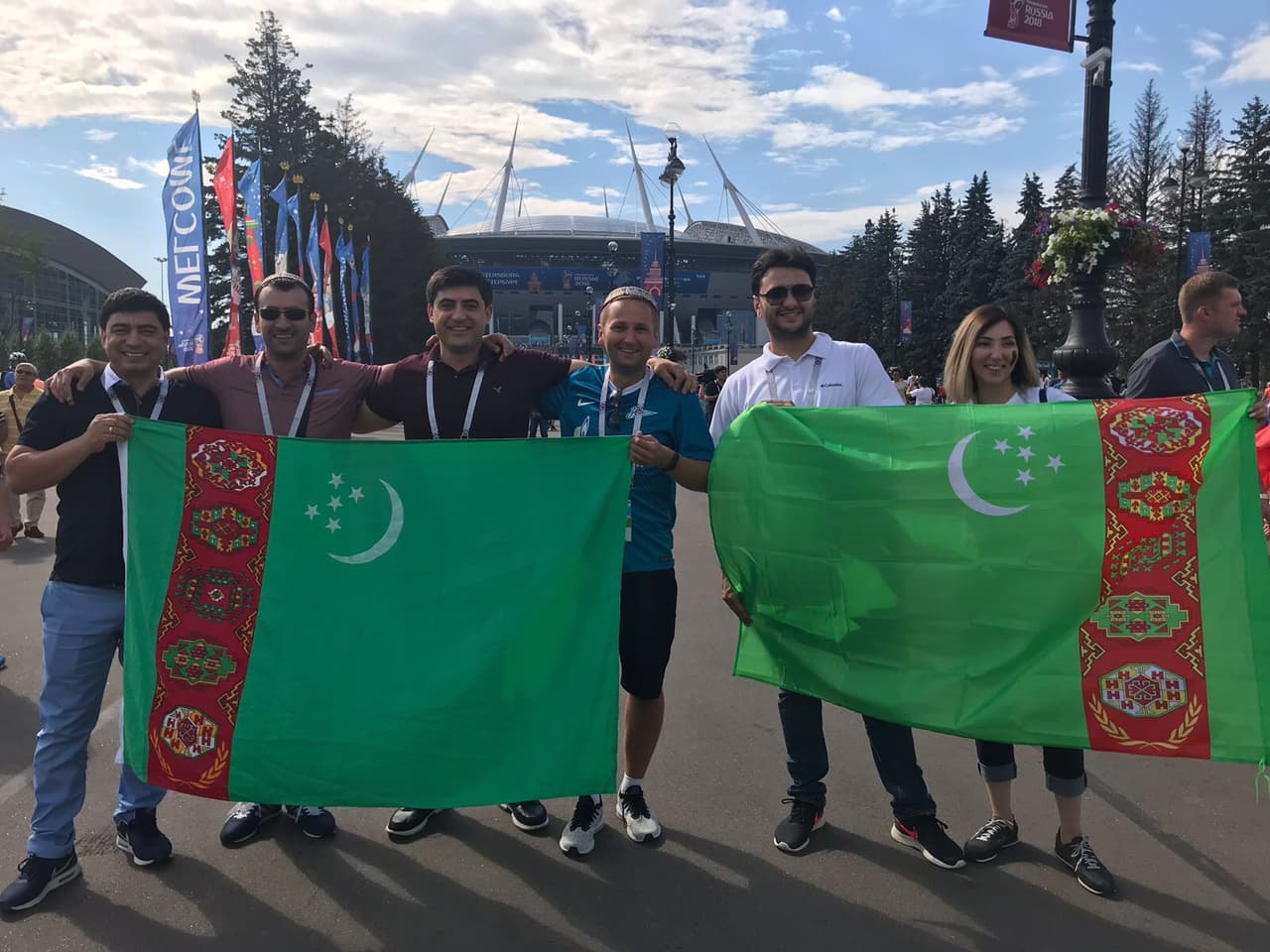 Fanáticos de Turkmenistán pone su colorido y alegría en la definición del tercer lugar del Mundial de Rusia 2018 entre Bélgica e Inglaterra en San Petersburgo.
