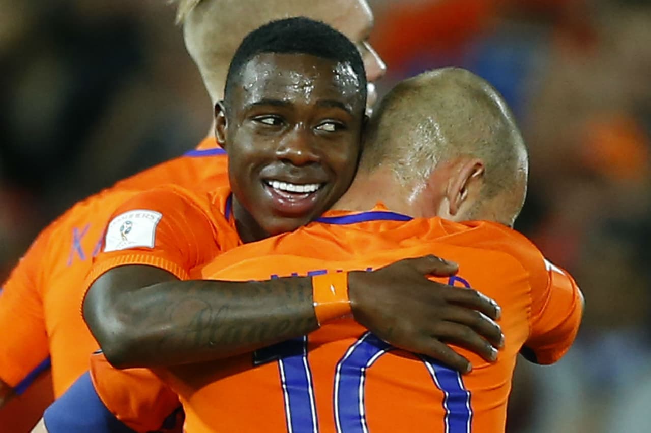 Quincy Promes marcó los primeros dos goles de Holanda.