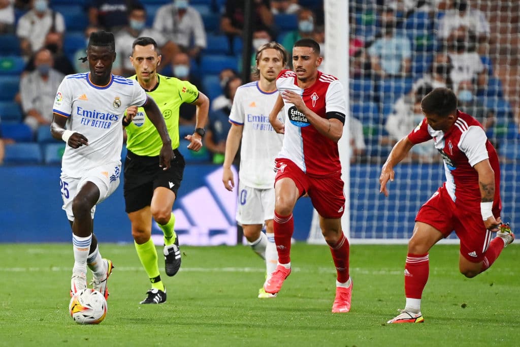 Real Madrid supera por mucho al Celta de Vigo tras goleada de 5-2, durante la cuarta fecha de La Liga. Karim Benzema está intratable, pues hizo tres anotaciones, una de ellas fue penal, Vinicius Jr (54') y Camavinga (72') sumaron goles para la victoria merengue. Santi Mina y Franco Cervi anotaron para los visitantes.