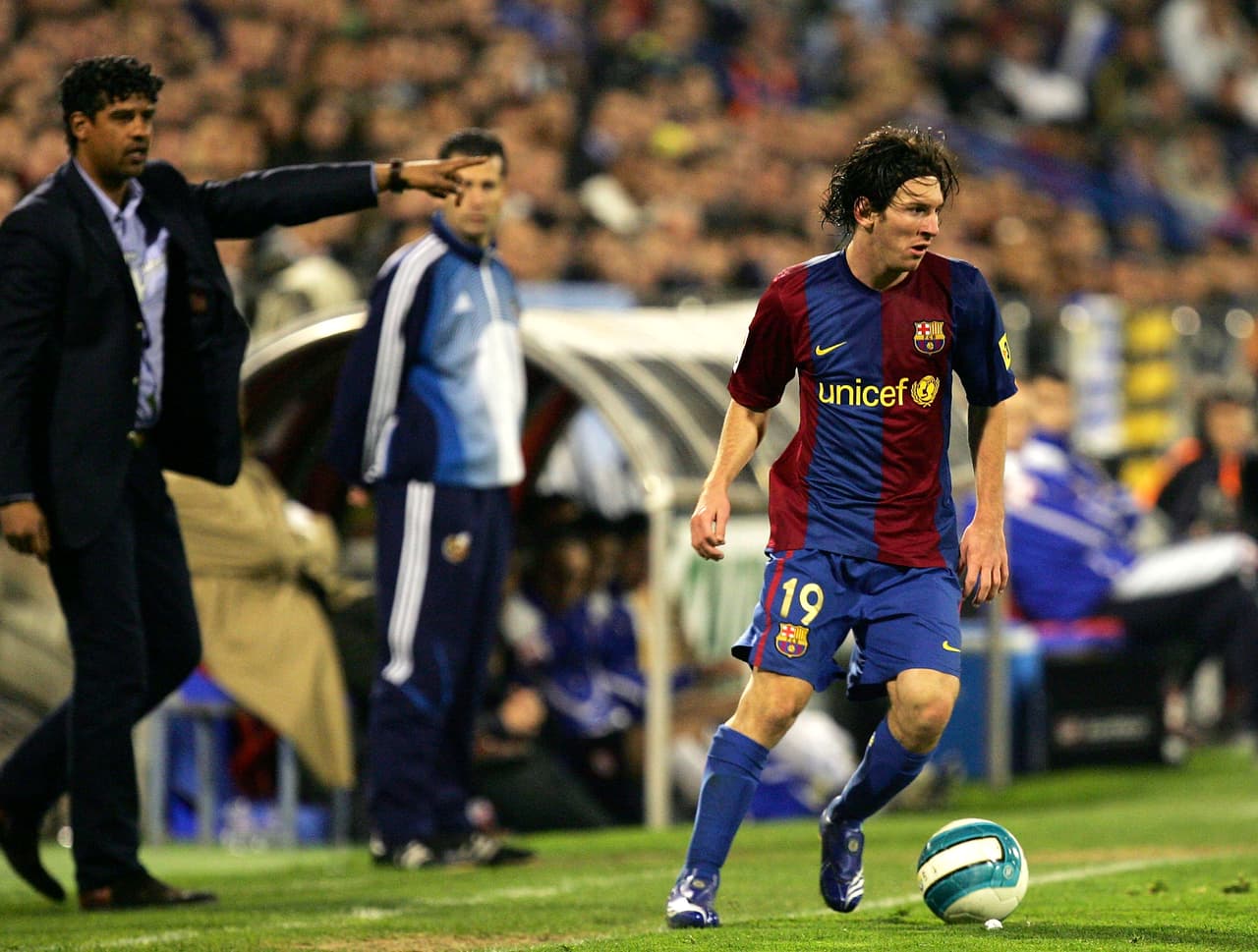 Esta foto de 2005, cuando el entrenador del Barcelona era Frank Rijkaard (izq), Messi utilizó también el número 19, como se puede apreciar, usando el uniforme de esa era en el equipo culé.