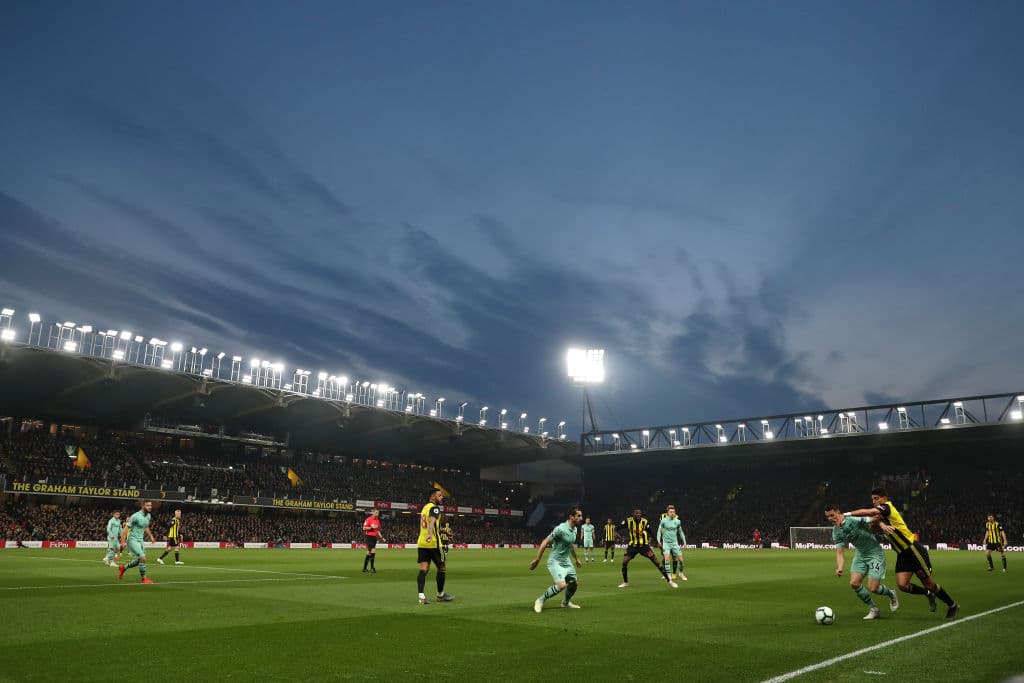 Una panorámica general de Vicarage Road en el ocaso, en medio del innicio del cotejo de la Jornada 34 de la Premier League inglesa.